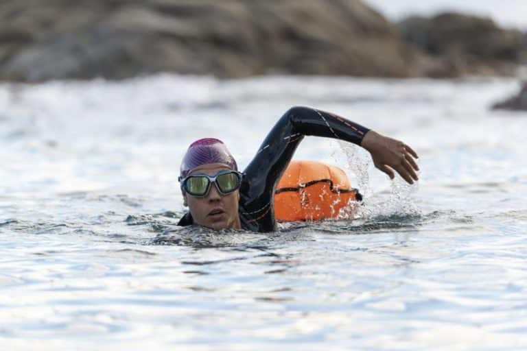 Plongez dans l’aventure de la natation en eau libre : conseils et astuces pour débuter