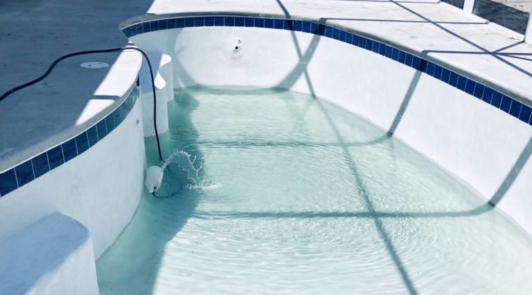 Comment remplir sa piscine face à la sécheresse : les solutions pour économiser l’eau