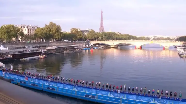 Le triathlon test sur la Seine : une première réussie avec des bémols en vue des Jeux Olympiques de Paris 2024