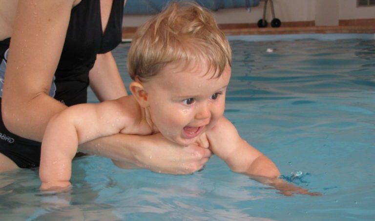 7 Avantages des séances de bébé nageur