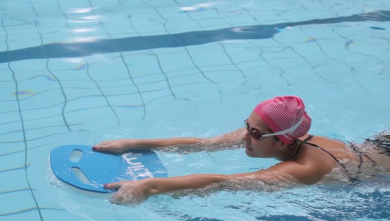 Les nageurs devraient-ils encore utiliser une planche ?