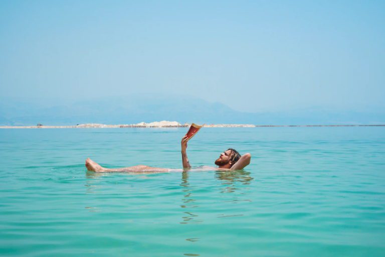 Apprendre à flotter dans l’eau en 5 étapes