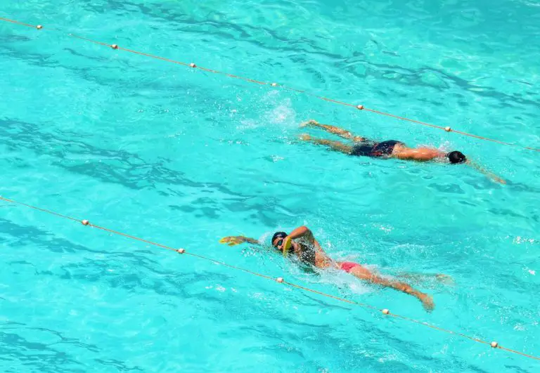 5 mauvaises habitudes de natation qui vous ralentissent