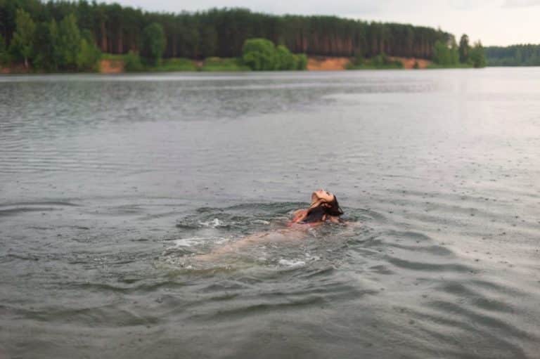 Peut-on nager en eau libre pendant sa grossesse ?