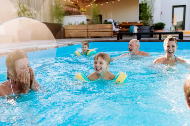 Sécurité à la baignade : Ce qu’il faut rappeler à vos enfants avant qu’ils n’aillent nager chez des amis