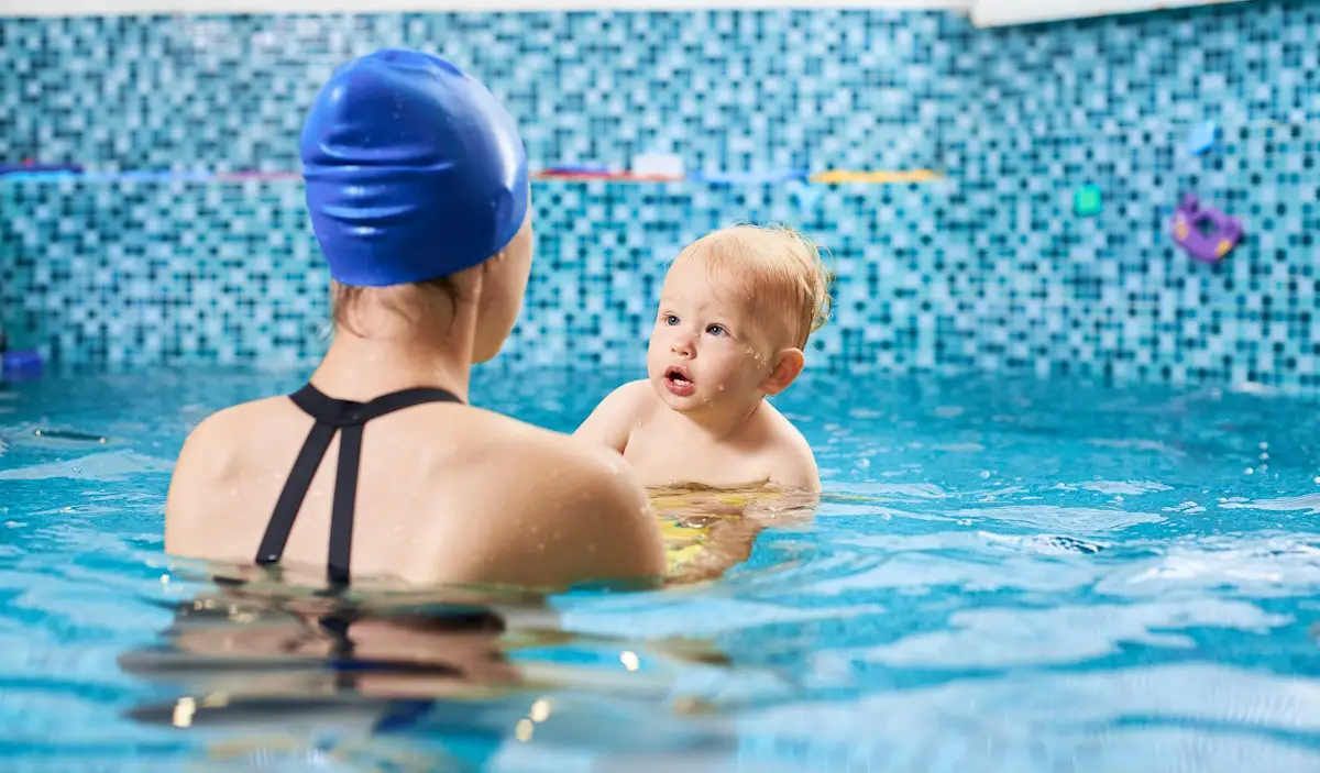 apprendre à nager à bébé premiers mois