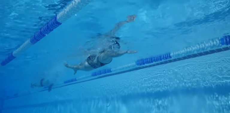 11 façons d’apprécier la natation dans un couloir de nage surpeuplé