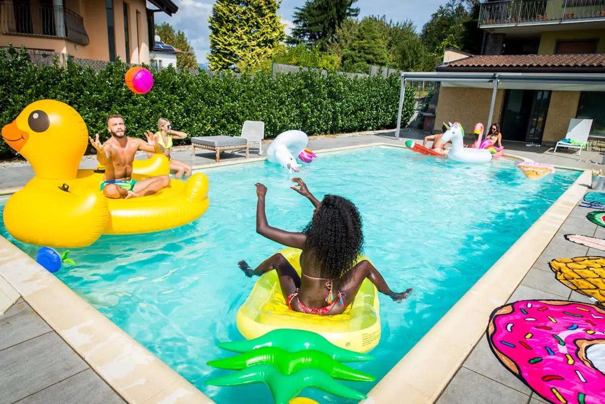 après-midi piscine entre amis