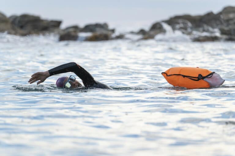 Le guide ultime pour choisir la bouée de nage en eau libre